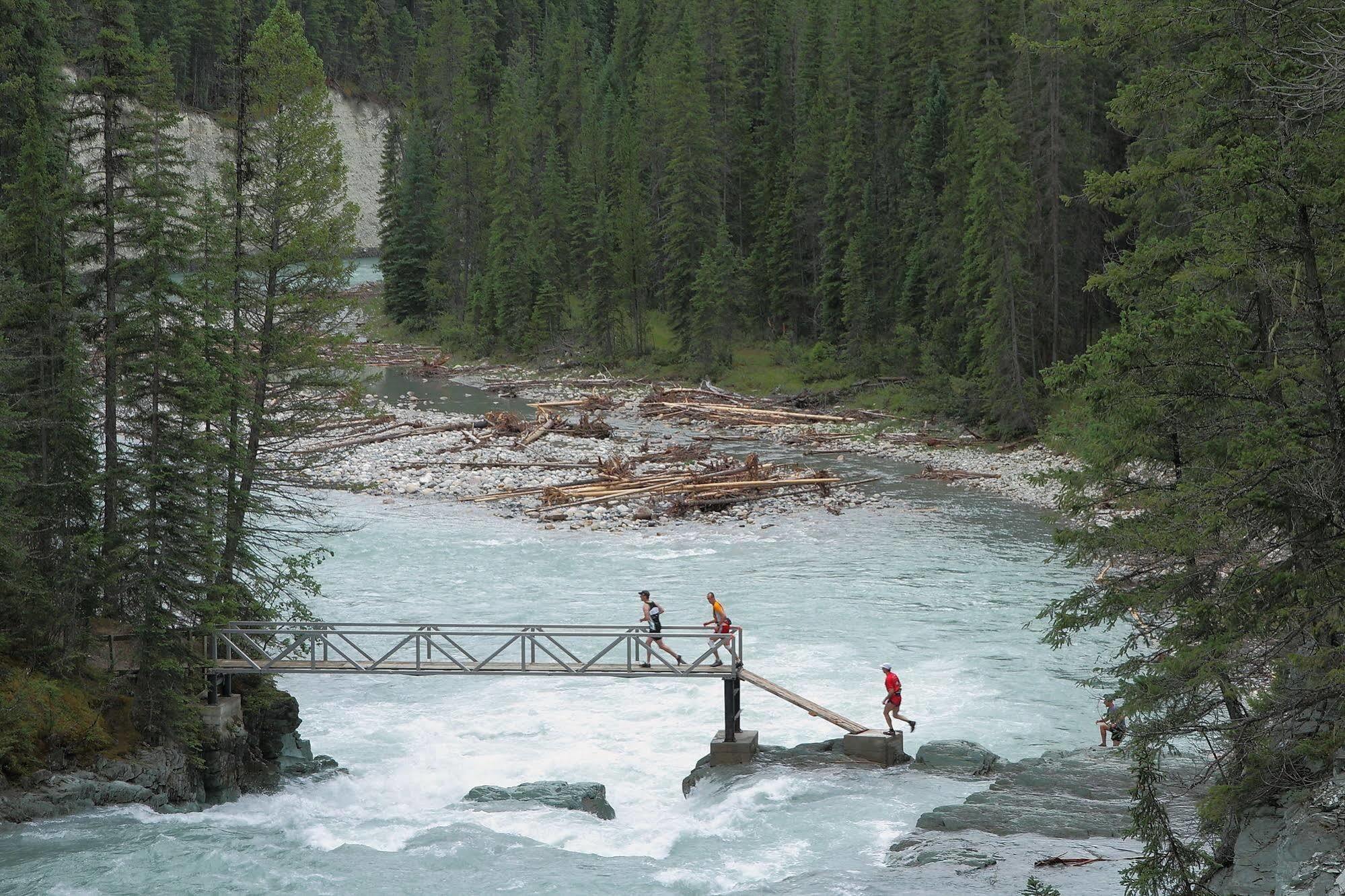 Nipika Mountain Resort Radium Hot Springs Exterior foto